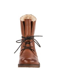Botín de cuero marrón con punta redondeada, diseño de cordones y forro de pelo sintético visible en la parte superior. Cordones negros y suela texturizada.