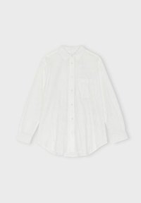 Camicia bianca a maniche lunghe con bottoni, realizzata in un tessuto leggero. Presenta un colletto standard e una tasca sul petto sul lato sinistro.