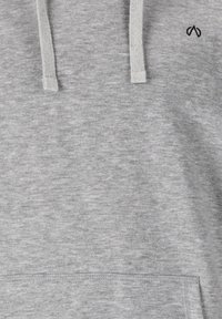 Harmaa huppari, joka on valmistettu pehmeästä kankaasta, etutasku, nyörihuppu ja pieni musta logo rinnassa. Sujuva pinta, rento muotoilu.