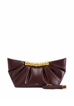 Pochette en cuir bordeaux foncé avec poignée supérieure dorée texturée, petit logo JW PEI et bandoulière amovible assortie.