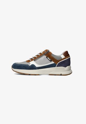 Sneakers na sznurówki z połączeniem granatowego zamszu, szarej siateczki i brązowych skórzanych akcentów, z wyraźnie fakturowanym obcasem i gumową podeszwą.