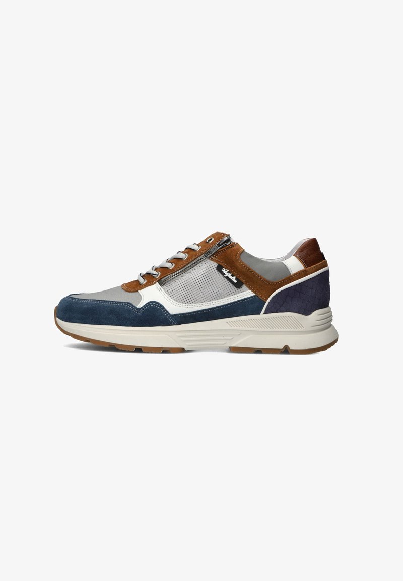 Sneaker con lacci che presenta una combinazione di suede blu navy, rete grigia e dettagli in pelle marrone, con un caratteristico tallone testurizzato e suola in gomma.