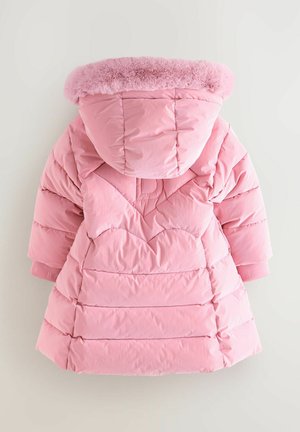 Doudoune rose avec capuche bordée de fourrure, présentant un design matelassé et des coutures horizontales. Les poignets portent un nom de marque embossé.