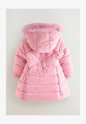 Chaqueta de plumas rosa con capucha forrada de piel, con un diseño acolchado y costuras horizontales. Los puños tienen el nombre de la marca grabado.