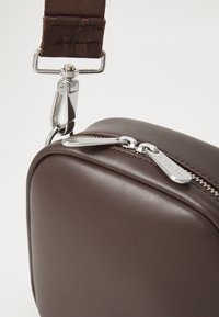 Marimekko BABY GRATHA - Torba čez telo - dark brown