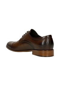 Scarpa da uomo in pelle marrone con punta arrotondata, cuciture dettagliate e tacco in legno basso. Presenta cinque passanti per i lacci e una superficie liscia.