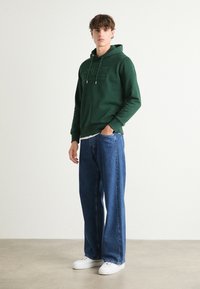 GANT TONAL SHIELD HOODIE - Mikina s kapucňou - grün