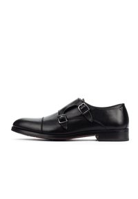 Zapato de vestir para hombre de cuero negro con hebillas de doble hebilla y tacón bajo, mostrado en perfil lateral sobre fondo blanco.