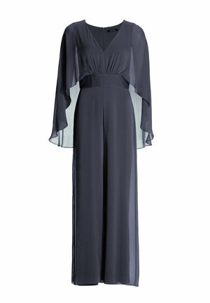 Lange donkerblauwe jumpsuit met diepe V-hals, brede tailleband en sheer, vloeiende cape-mouwen, met een ritssluiting aan de voorkant.