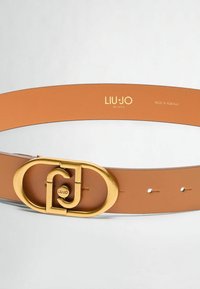 Brun læderbælte med en stor guldfarvet spænde i sammenflettet design. "LIU•JO" trykt i guld på indersiden.