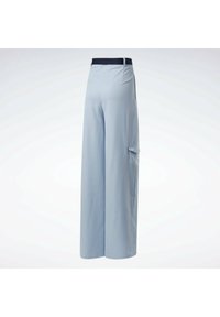 Pantalon large bleu clair avec taille noire et poche latérale, vu de dos sur fond blanc uni.
