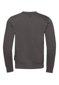 Šedá mikina s dlouhým rukávem, která má ribbed strukturu, kulatý výstřih a decentní branding na zadní straně blízko límce.