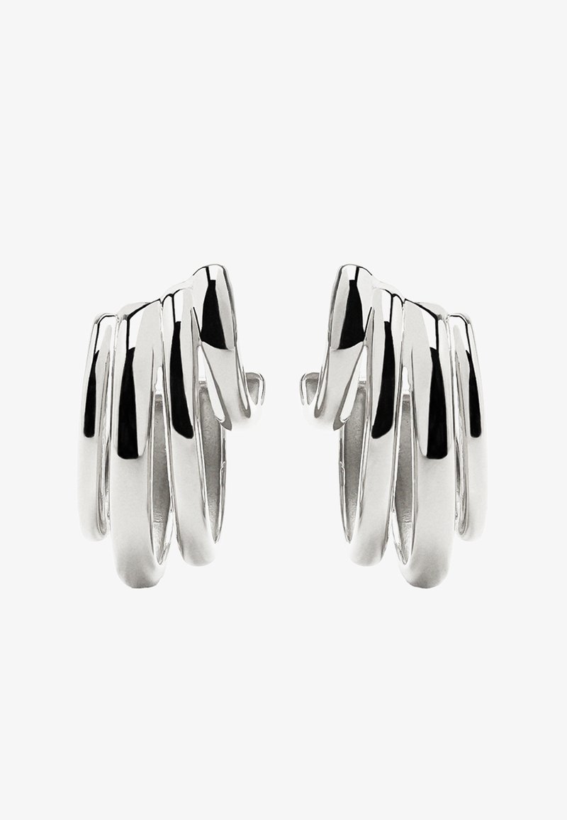 Para błyszczących srebrnych kolczyków w kształcie obręczy z wieloma nakładającymi się zakrzywionymi pasmami, tworzącymi warstwowy efekt.