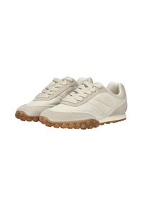 Beige Low-Top-Sneaker mit Suede-Akzenten, Schnürung vorne und strukturierten braunen Gummisohlen, schräg nach links auf weißem Hintergrund.