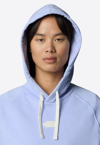 Ljuslila hoodie med dragsko i huvan, ribbade detaljer och varumärkeslogotyp på bröstet. Mjuk tyg med en slät yta.