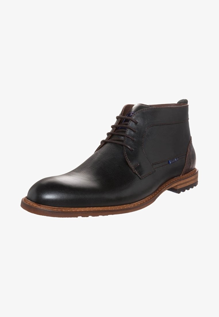 Bottine noire en cuir à lacets avec semelle marron et petit talon, finition lisse, avec des détails de coutures sur le côté et le talon.