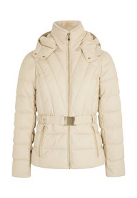 Giacca imbottita beige con trapuntatura verticale, due tasche frontali, vita con cintura e cappuccio staccabile. Dettagli in hardware color oro.