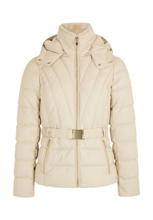 Beige gewatteerde jas met verticale stiksels, twee voorzakken, een ceintuur in de taille en een afneembare capuchon. Accenten van goudkleurige hardware.