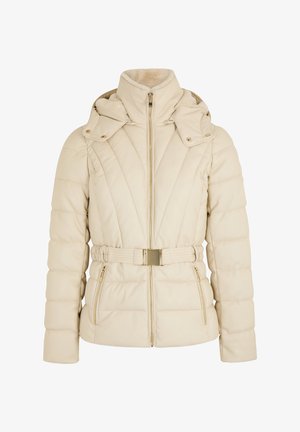 Beige gepolsterte Jacke mit vertikalen Steppnähten, zwei Fronttaschen, einem taillierten Gürtel und einer abnehmbaren Kapuze. Akzente aus goldfarbenem Metall.