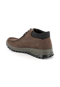 Scarpe da trekking in pelle marrone con suola in gomma robusta, dotate di colletto imbottito, chiusura con lacci e dettagli laterali testurizzati.