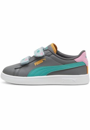 Baskets grises avec des accents turquoise, dotées de deux bandes Velcro, d'une semelle blanche et d'un détail de talon rose. Logo affiché sur le côté.