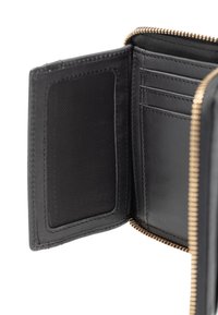 Interno di un portafoglio in pelle nera con una finitura liscia, tasche per carte e una tasca trasparente per l'ID con un design testurizzato. Dettagli in oro sulla cerniera.