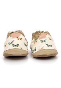 Scarpe slip-on in finta pelle color crema con stampe di farfalle colorate, dettagli in suede beige e aperture elasticizzate per una vestibilità comoda.