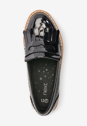 Crne cipele od lakirane kože s resama na remenu, smeđim potplatom i unutrašnjim uloškom s uzorkom zvijezda. Veličina označena kao 12F.