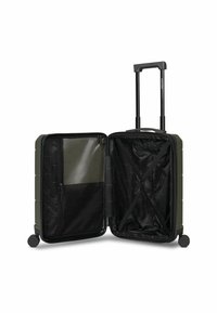 Valigia rigida verde oliva aperta con manico telescopico, quattro ruote, cinghie interne a croce, rete con cerniera e scomparti in plastica.