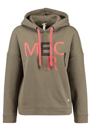 Oliwkowa bluza z kapturem z różowymi troczkami i dużymi różowo-czarnymi literami z mieszanej tkaniny tworzącymi napis "MERC" na przodzie.