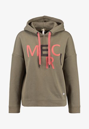 Olivengrøn hættetrøje med lyserøde snørrebånd og store lyserøde og sorte blandede stofbogstaver, der staver "MERC" på fronten.