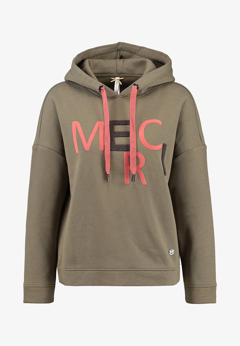 Sweat à capuche vert olive avec cordons roses et grandes lettres en tissu mélangé rose et noir formant le mot "MERC" sur le devant.
