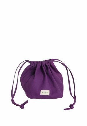 Borsa a sacco viola con coulisse realizzata in tessuto testurizzato, caratterizzata da una parte superiore arricciata e un'etichetta piccola con "MEFUI" sul davanti.