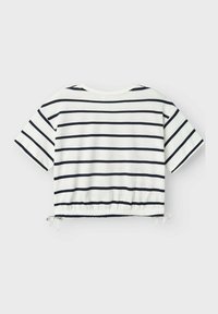 Geknipte witte t-shirt met marineblauwe horizontale strepen, voorzien van korte mouwen en een koordrand voor een verstelbare pasvorm. Soepele katoenen textuur.