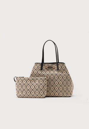 Grand sac à main beige et noir à motif losange avec poignées noires et petite pochette zippée assortie, les deux de la marque GUESS.