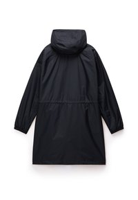 Giacca nera impermeabile con cappuccio, chiusura frontale con zip, polsini elasticizzati e vita con cordino per una vestibilità regolabile. Texture liscia e design minimale.