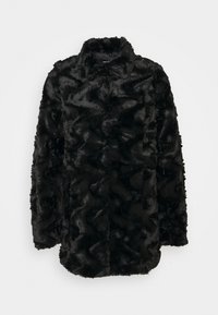 Czarny płaszcz z futerka ekologicznego o teksturowanym, falistym wzorze, z kołnierzem i długimi rękawami. Miękki, pluszowy materiał.