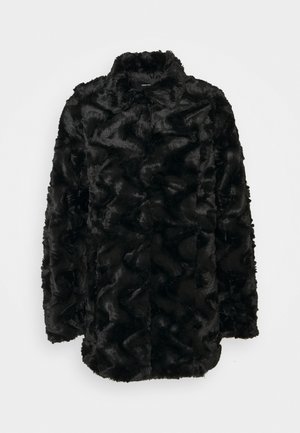Černý kabát z umělé kožešiny s texturovaným, vlnitým vzorem, s límcem a dlouhými rukávy. Měkký, hebký materiál.