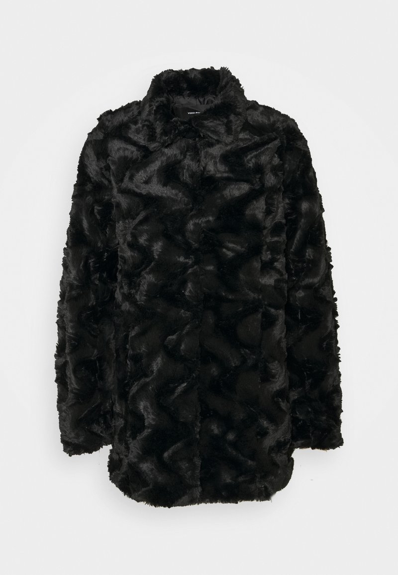 Czarny płaszcz z futerka ekologicznego o teksturowanym, falistym wzorze, z kołnierzem i długimi rękawami. Miękki, pluszowy materiał.