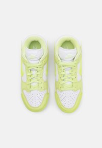 Hoge sneakers met wit leer en lichte neon groene accenten. Voorzien van ronde veters, geperforeerde neus en gevoerde enkelsteun.