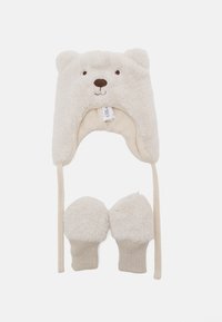 Fleece-Bärenmütze mit Ohrenakzenten und Kinnbindern, kombiniert mit passenden Handschuhen, die ein weiches, strukturiertes Äußeres und gestrickte Bündchen aufweisen.