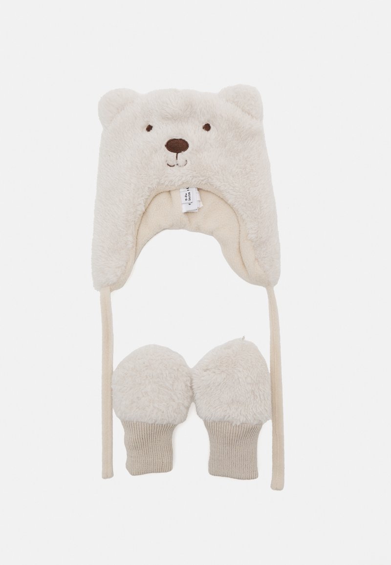 Fleece-Bärenmütze mit Ohrenakzenten und Kinnbindern, kombiniert mit passenden Handschuhen, die ein weiches, strukturiertes Äußeres und gestrickte Bündchen aufweisen.