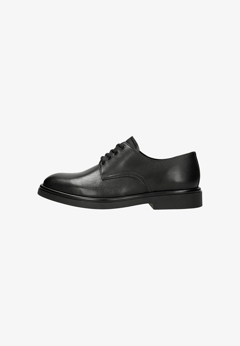Scarpe con lacci in pelle nera, con una finitura liscia, punta arrotondata, suola bassa e dettagli di cucitura minimi. Design classico per abbigliamento formale.