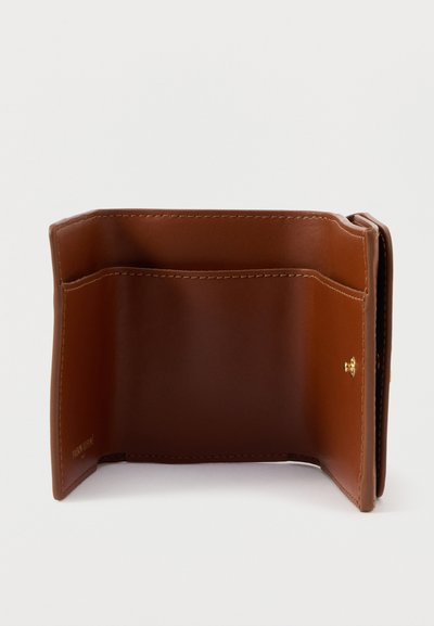 Καφέ δερμάτινο πορτοφόλι με εσωτερικό που διαθέτει πολλαπλές θήκες καρτών και κούμπωμα με πίεση. Λείος υφής με ελάχιστες λεπτομέρειες ραφής.