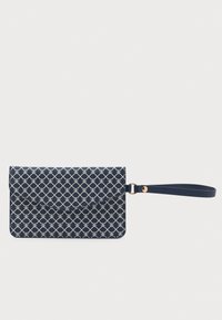 Navy színű anyag clutch táska geometrikus fehér mintával, fedél záródással és csuklópánttal. Sima textúra arany tónusú fém kiegészítőkkel.