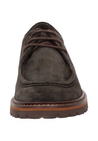 Chaussure en cuir suédé marron à lacets, avec un bout rond, une épaisse semelle en caoutchouc et des coutures contrastées le long du bord supérieur. Les œillets sont équipés de lacets marron.