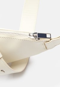 Zign Studio LEATHER UNISEX - Diržinis krepšelis - off-white