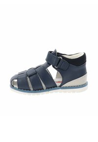 Sandales bleu marine à bout fermé et côtés ouverts, avec plusieurs sangles et une fermeture Velcro. Semelle blanche avec des accents bleus.