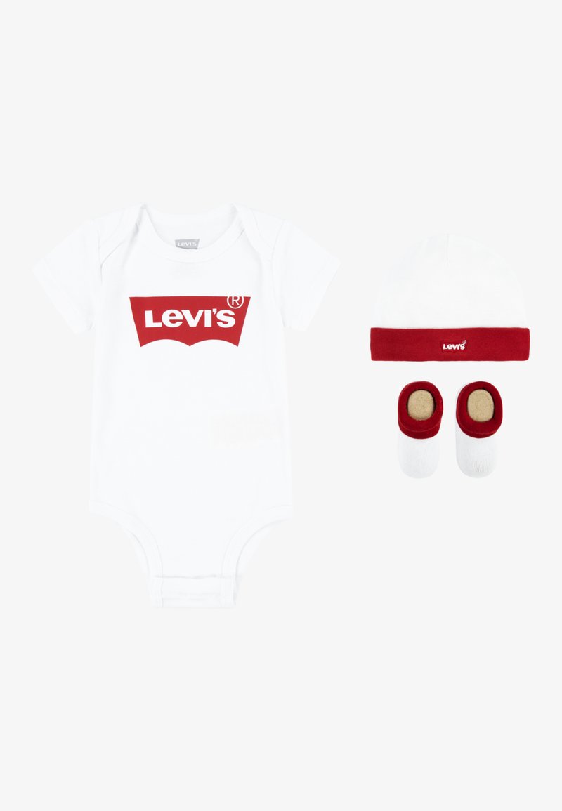 Vit bomullsbody med en röd Levi's-logotyp, tillsammans med en vit mössa med ett rött band och matchande röda och vita tossor.