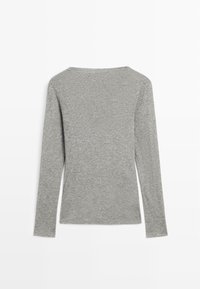 Maglia grigia a maniche lunghe, con scollo rotondo e una texture liscia. Design semplice senza motivi o dettagli visibili.